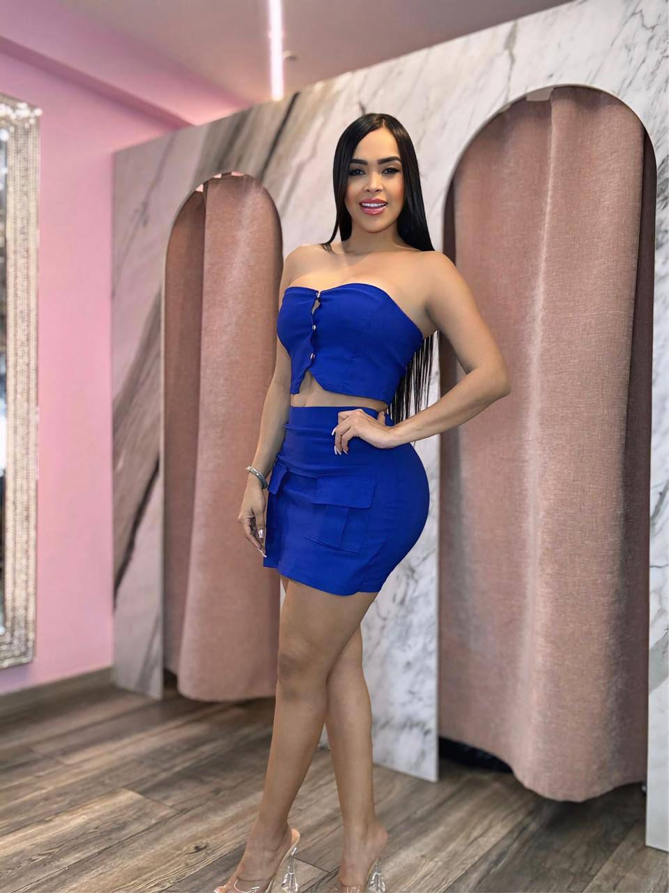 Falda corta y blusa strapless