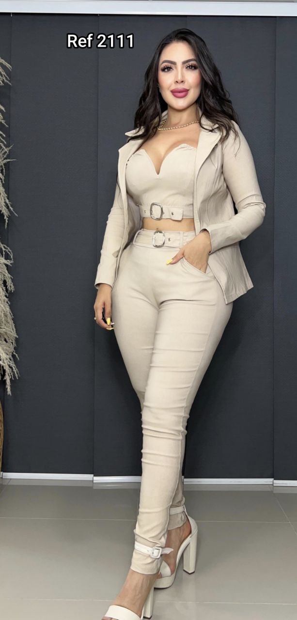 Conjunto Con Top, Blazer, Pantalón Y Hebilla