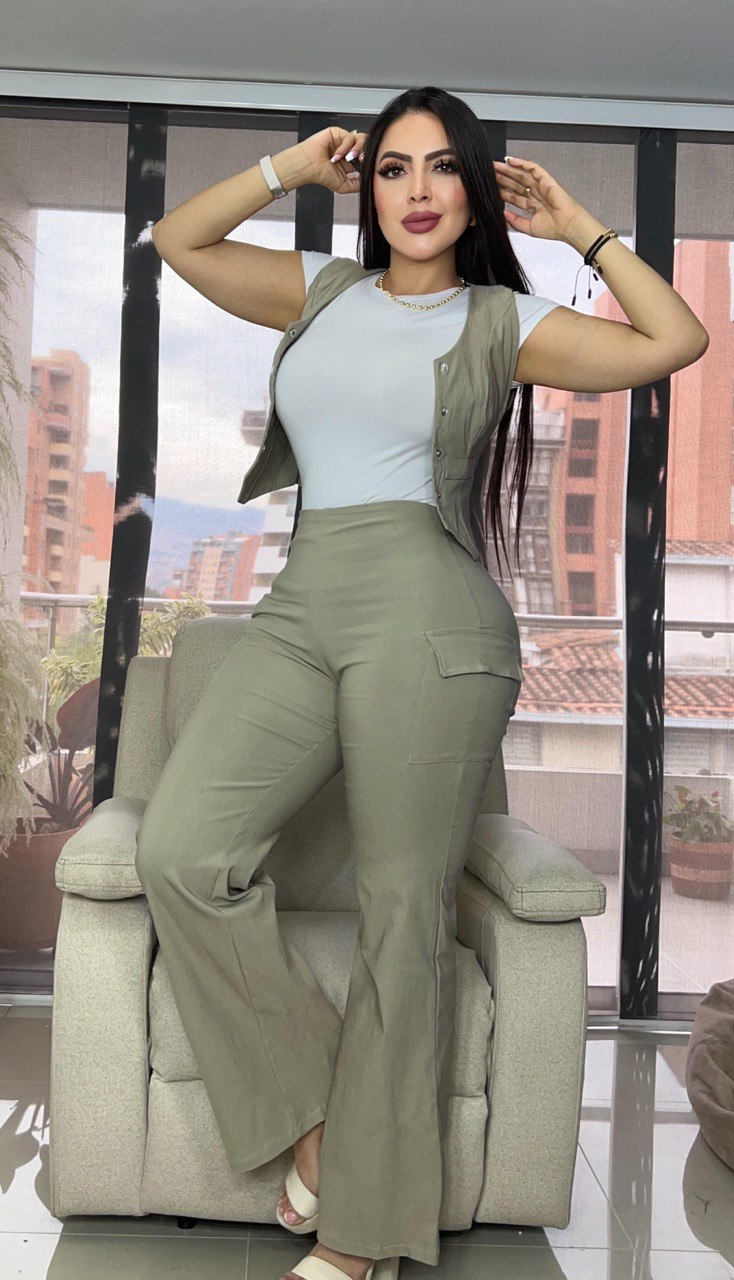 Conjunto 3 prendas (chaleco, camiseta y pantalón cargo)