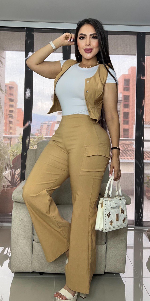 Conjunto 3 prendas (chaleco, camiseta y pantalón cargo)